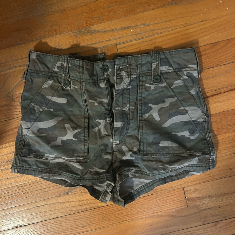 Free people camo shorts-like new! Size 10